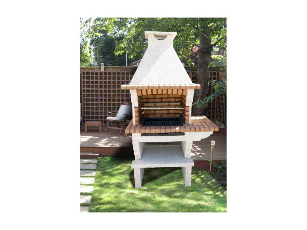 Outdoor stone and brick barbecue Meublita